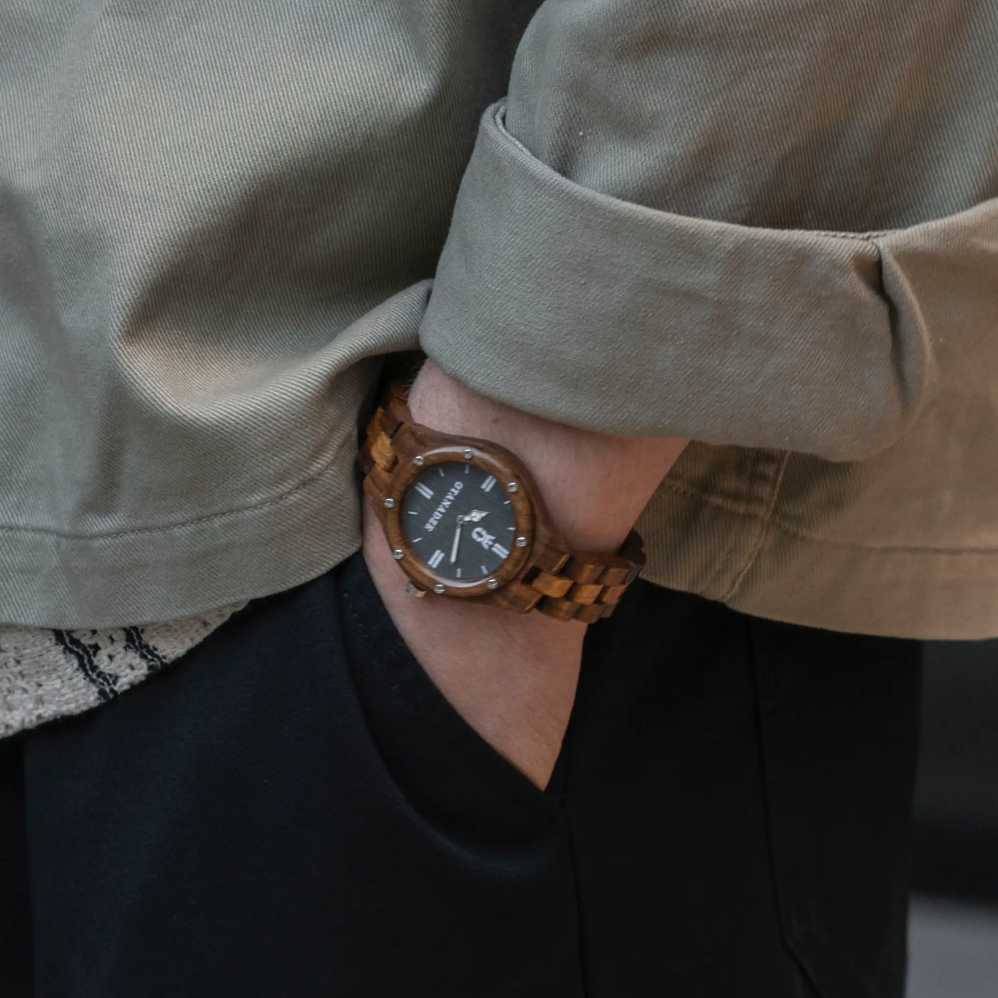 ხელნაკეთი ხის უნისექს საათი მუქი ციფერბლატით და ბუნებრივი ხის სამაჯურით